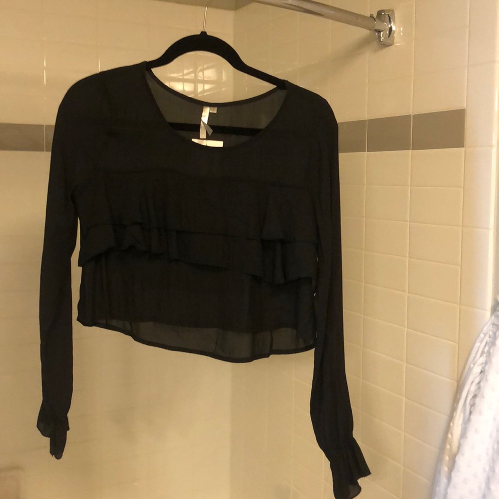 Black ruffled crop ish top